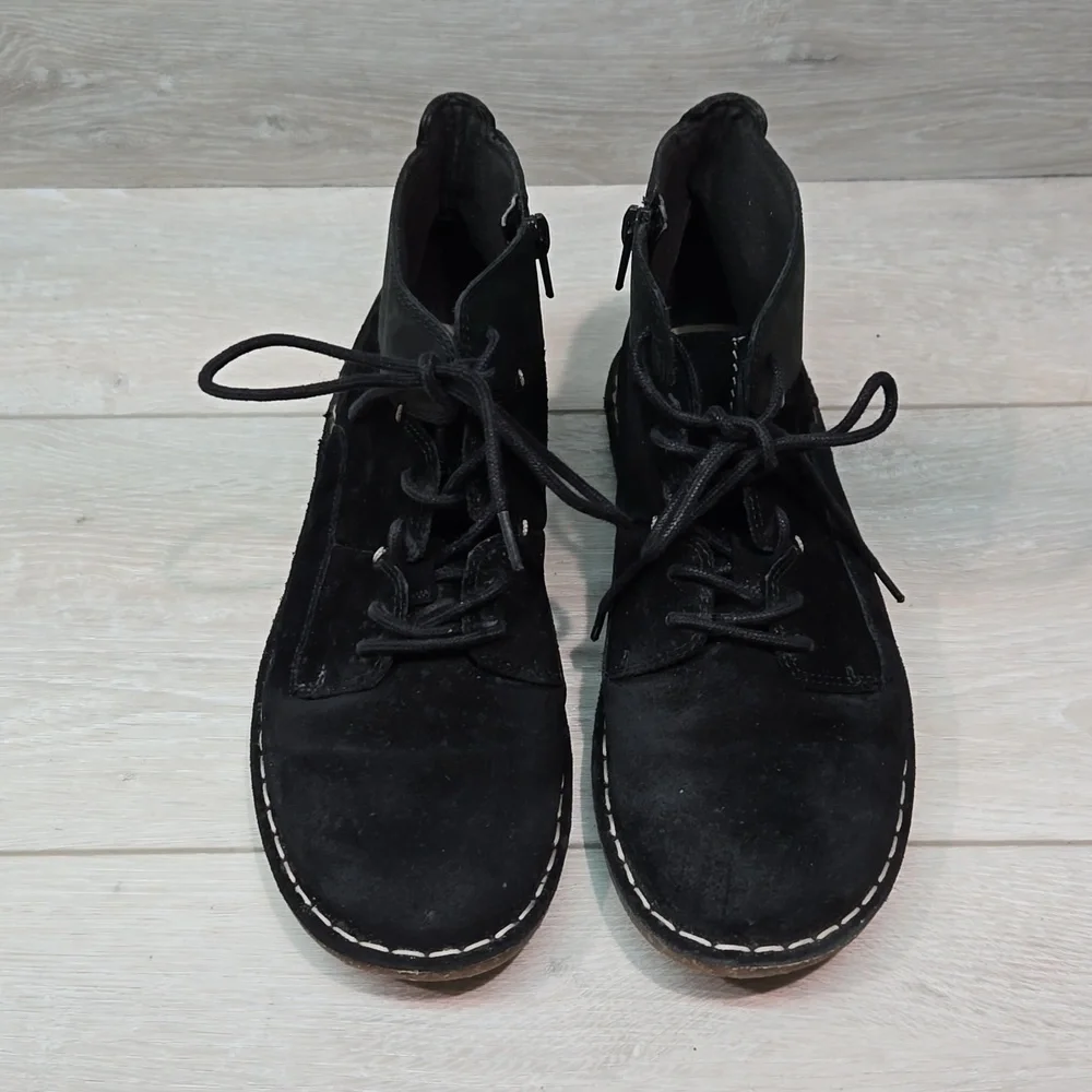 Clarks Collection Women Soft cushion Ankle Suede Boots shoes sz 7.5M